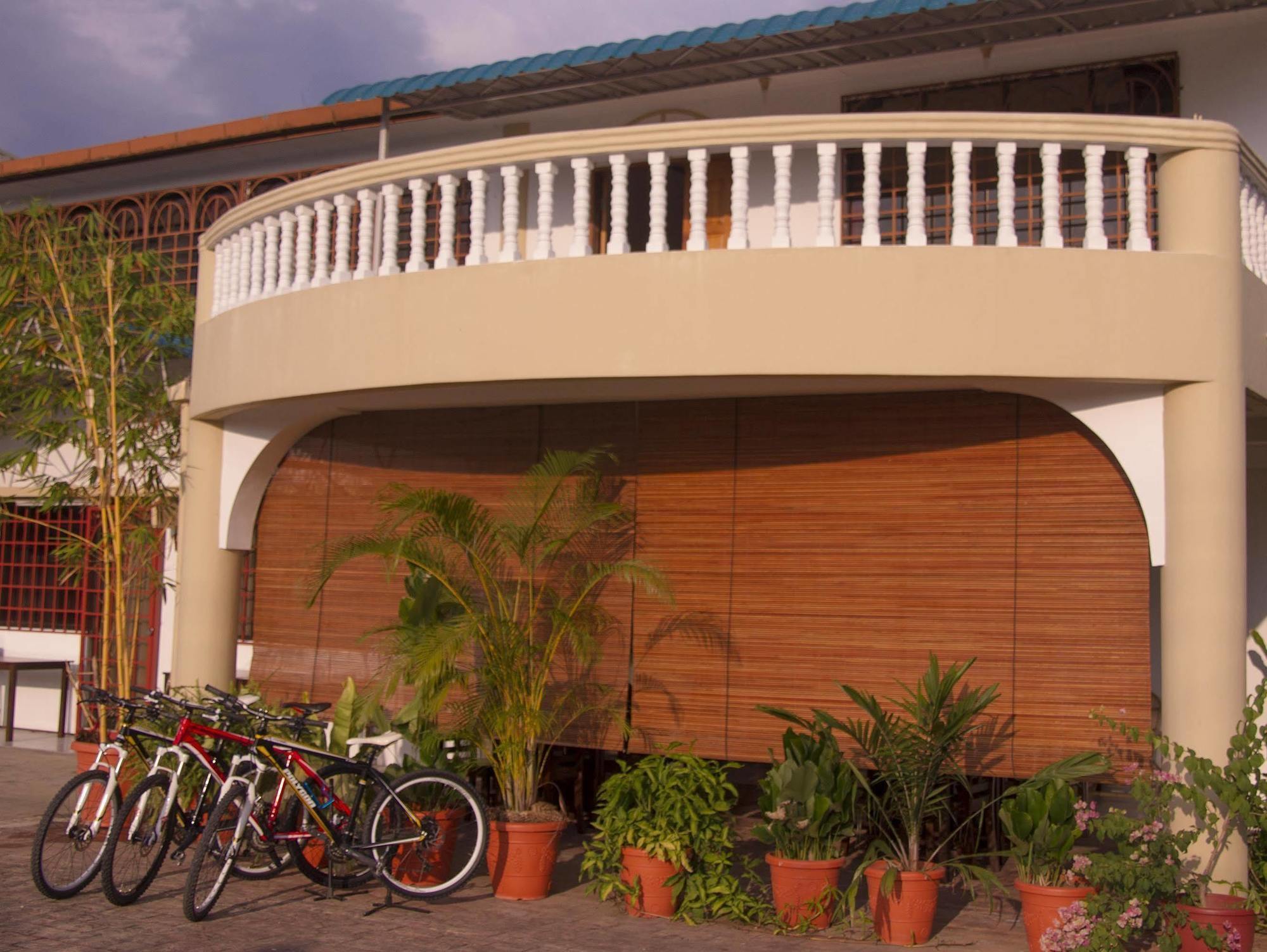 Bike And Tours Bed And Breakfast Lahad Datu Eksteriør bilde