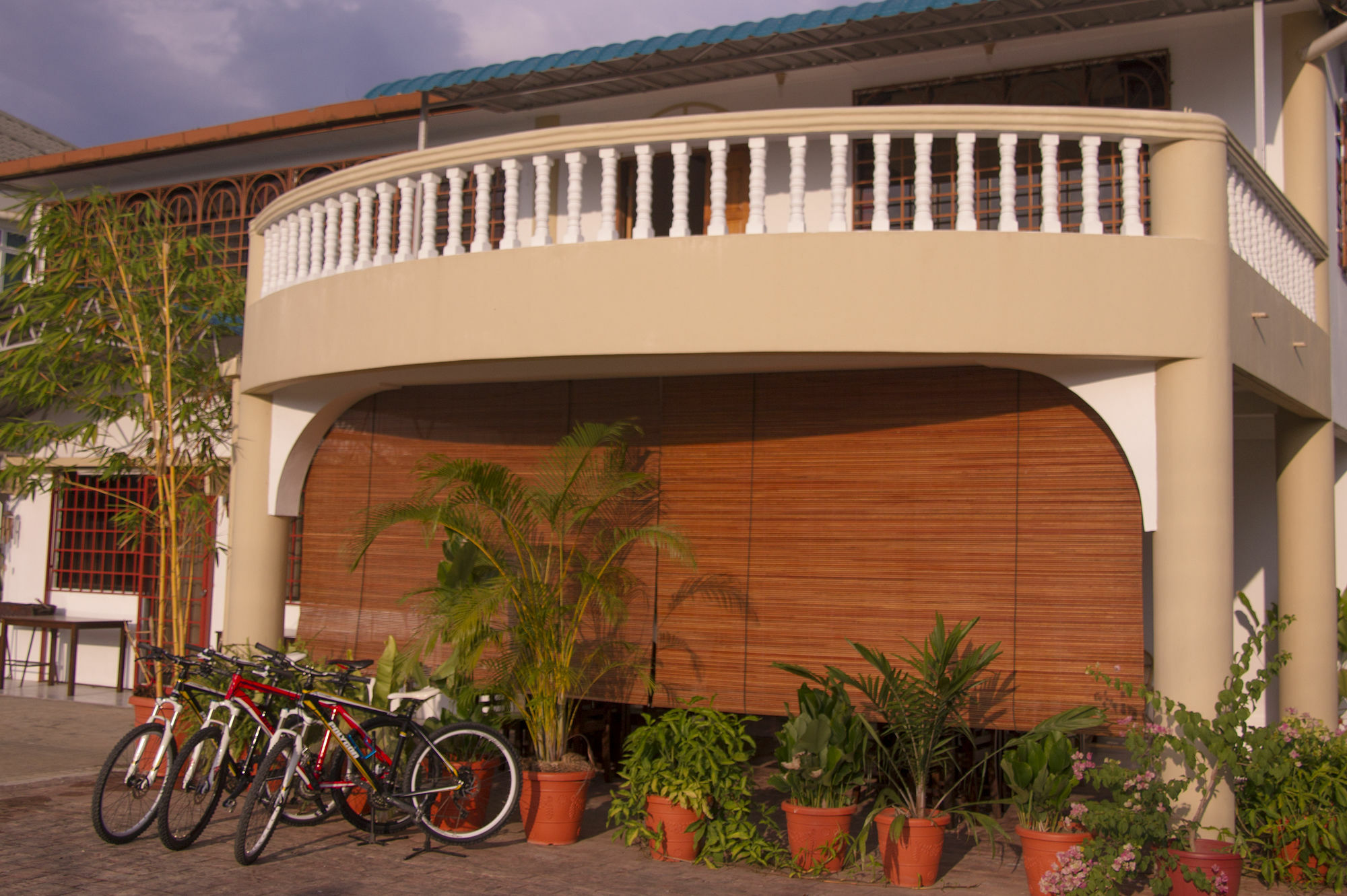 Bike And Tours Bed And Breakfast Lahad Datu Eksteriør bilde